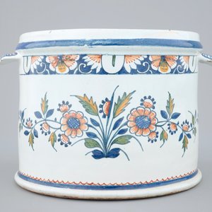 A polychrome French faience wine cooler, Rouen, 19th C. — photo 4