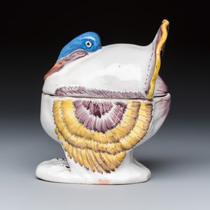 A polychrome German faience 'Turkey' tureen and cover — photo 3
