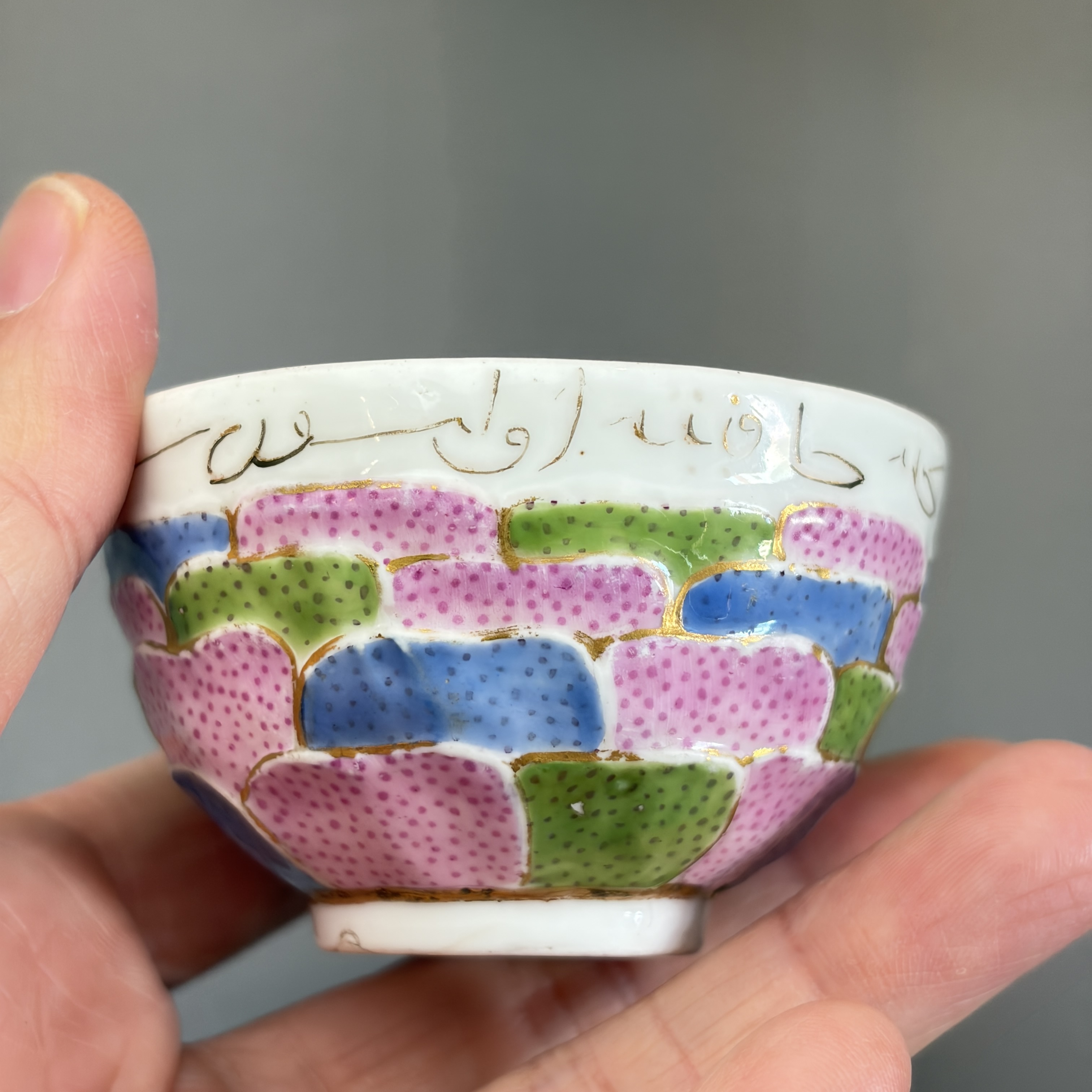 A polychrome gilt-inscribed Meissen tea bowl for the Islamic market — photo 1