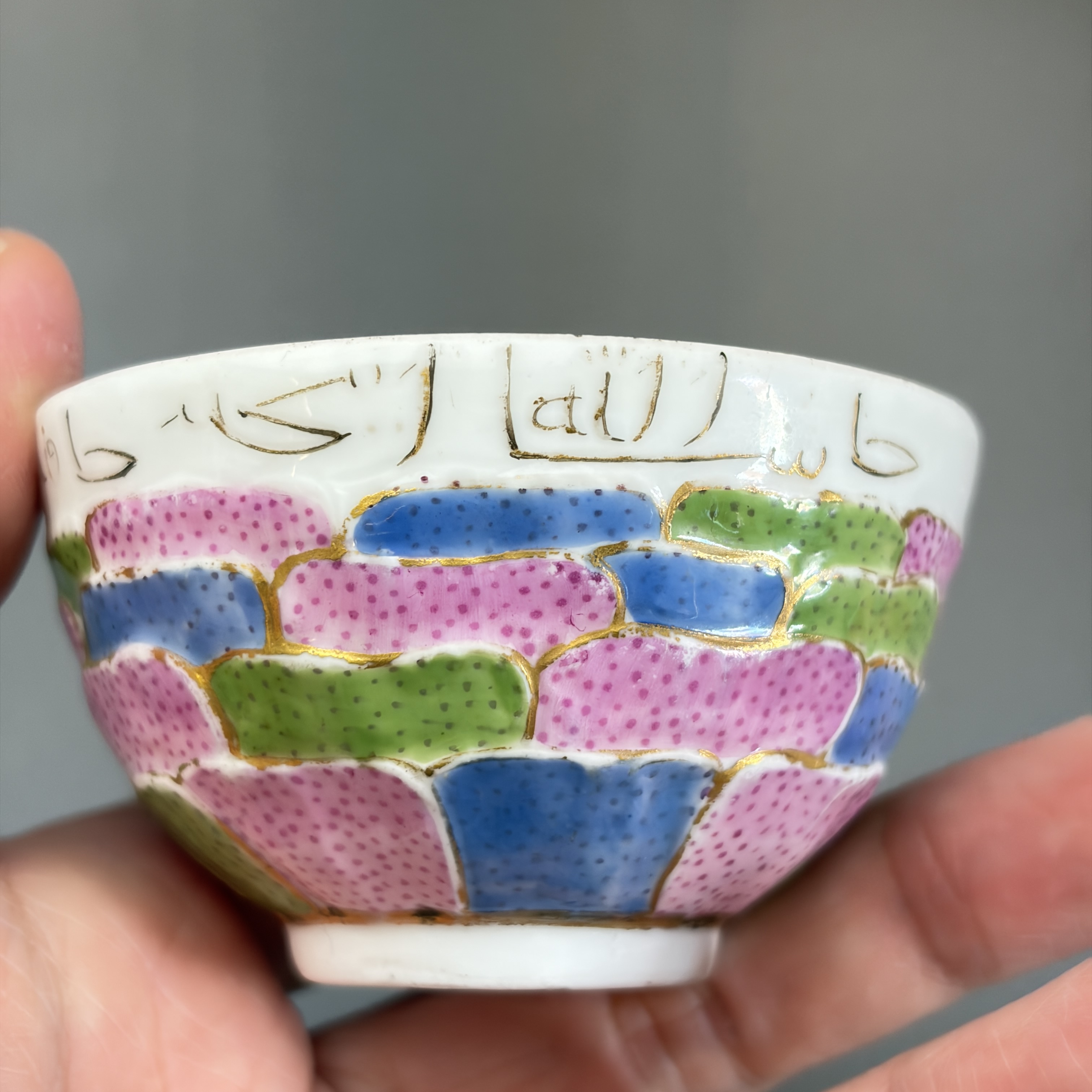 A polychrome gilt-inscribed Meissen tea bowl for the Islamic market — photo 2