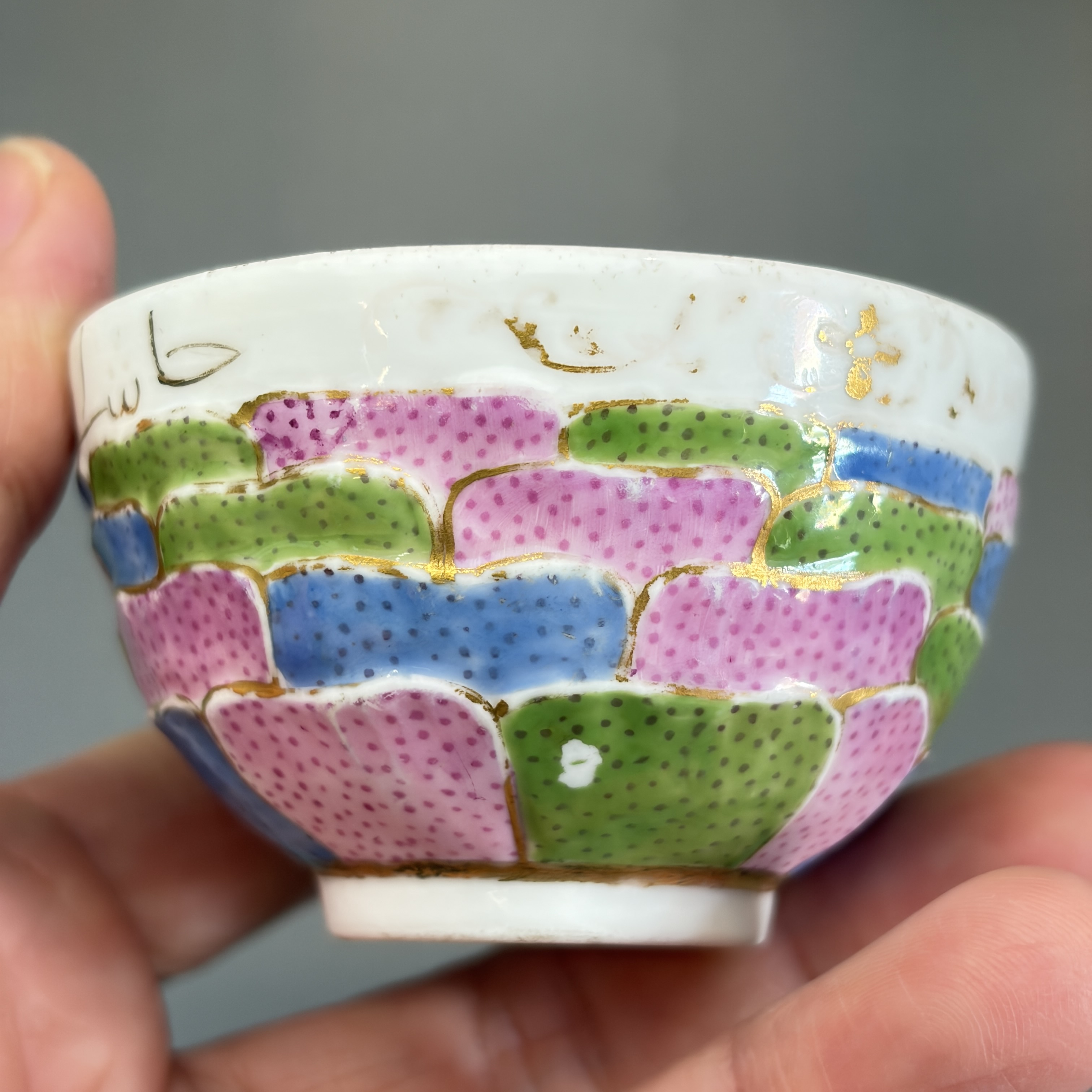 A polychrome gilt-inscribed Meissen tea bowl for the Islamic market — photo 3