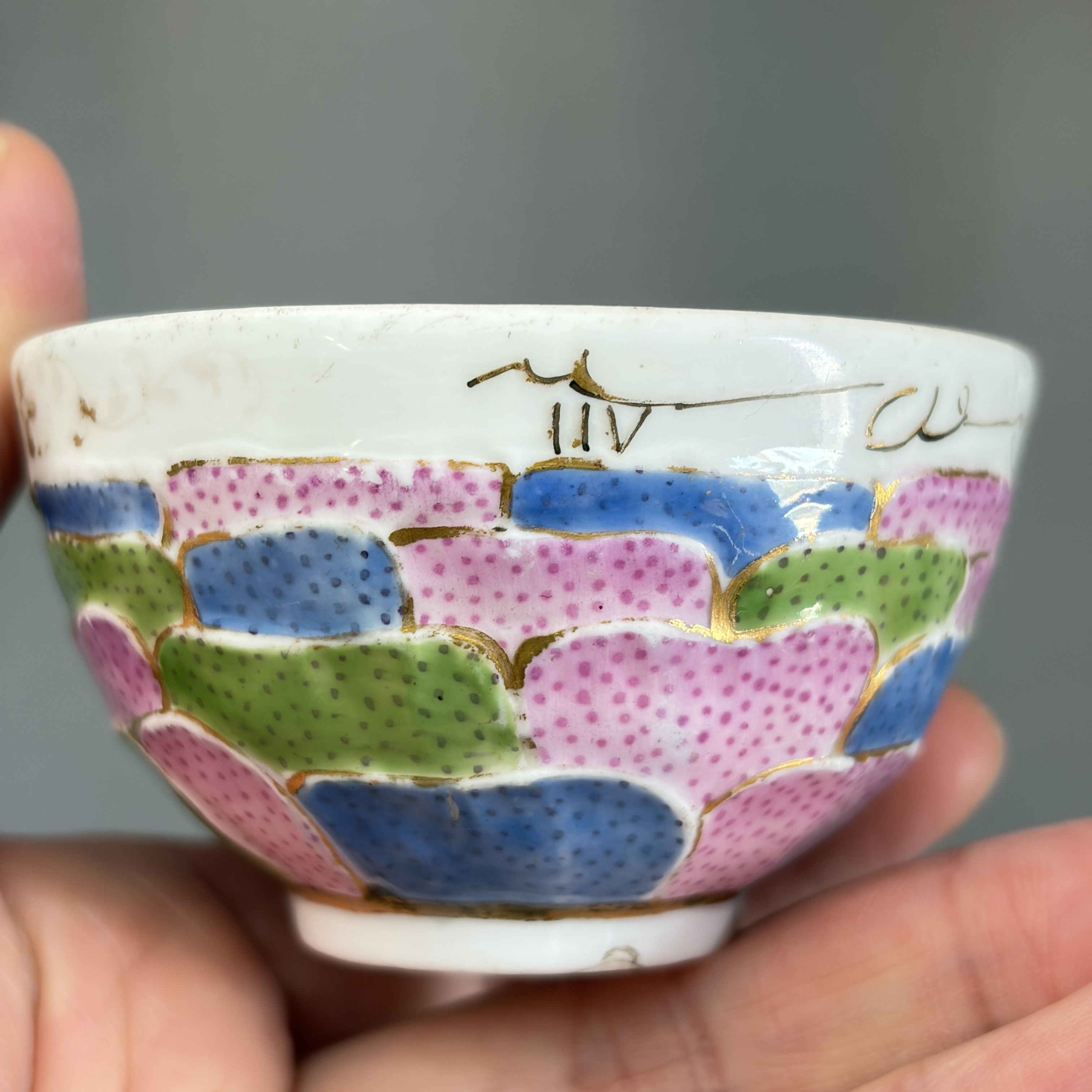 A polychrome gilt-inscribed Meissen tea bowl for the Islamic market — photo 4