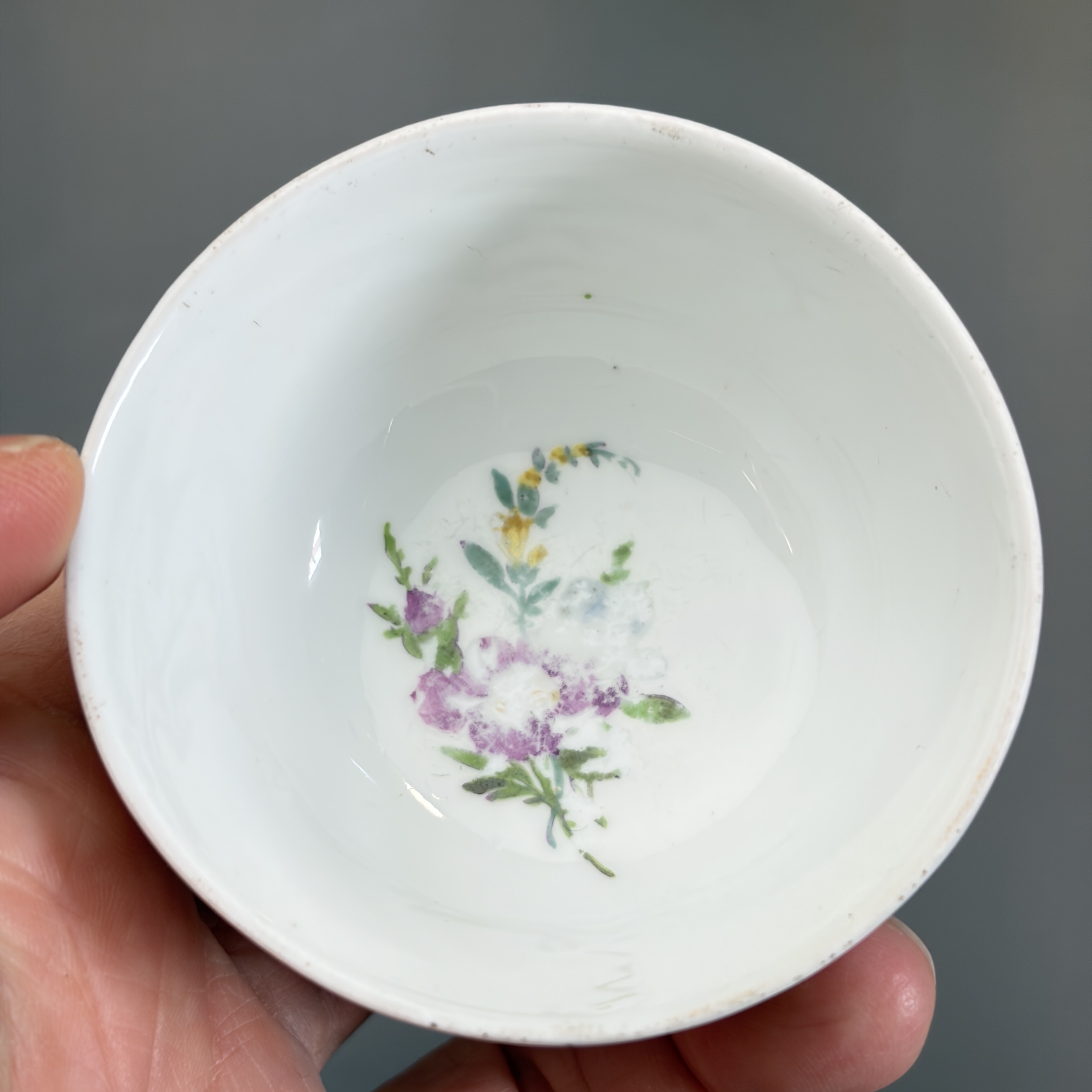 A polychrome gilt-inscribed Meissen tea bowl for the Islamic market — photo 5