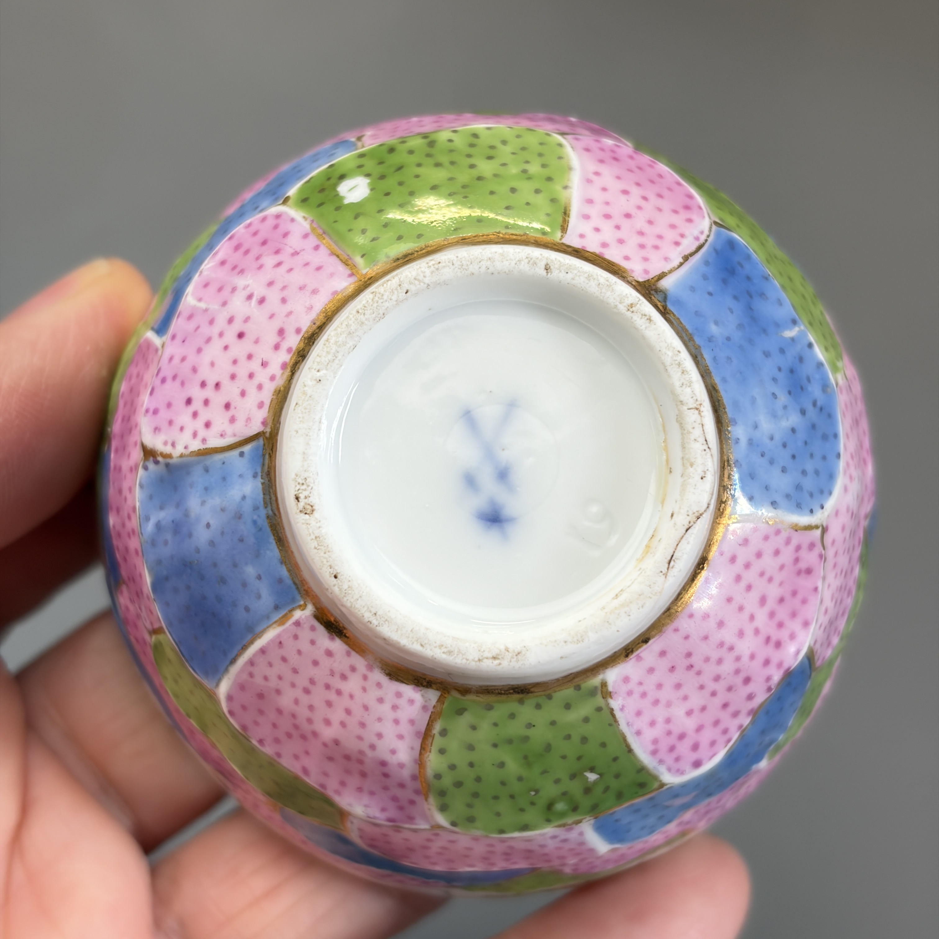 A polychrome gilt-inscribed Meissen tea bowl for the Islamic market — photo 7