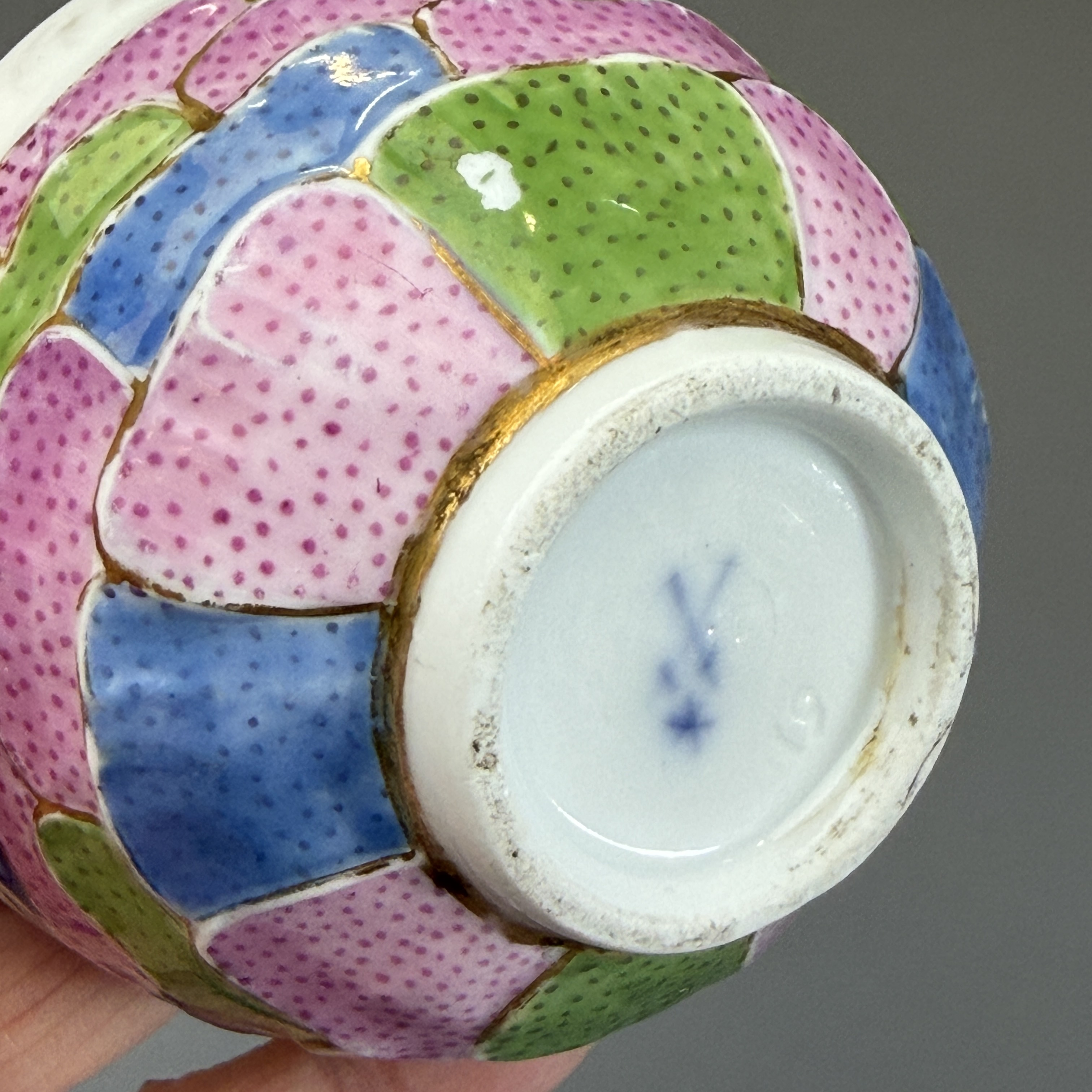 A polychrome gilt-inscribed Meissen tea bowl for the Islamic market — photo 8