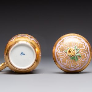 A polychrome gilt Royal Vienna porcelain 'Cherbetlik' pot and cover for the Ottoman market, 18/19th C. — photo 6