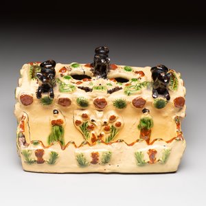 A polychrome-glazed inkwell with relief design, possibly Italy or France, 18/19th C. — foto 2