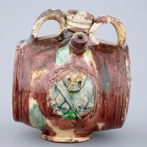 A polychrome glazed pottery barrel-shaped jug, Saintonge, France, 17th C. — photo 2