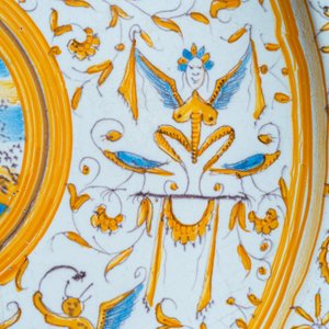 A polychrome 'grotesque' dish with a putto holding an orb, Willem Jansz. Verstraeten, Haarlem, 1645-1655 — photo 5