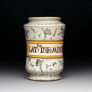 A polychrome Italian albarello inscribed 'RO. LAT: IND. MINOR', Montelupo, 17th C. — photo 1