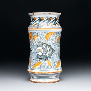 A polychrome Italian albarello with stylised floral design, 19th C. — foto 1
