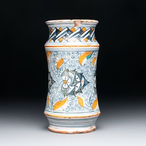 A polychrome Italian albarello with stylised floral design, 19th C. — foto 2