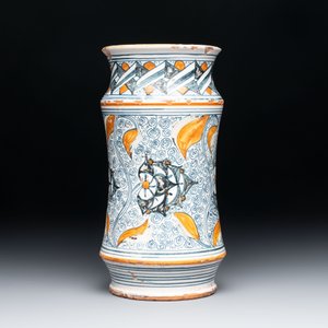 A polychrome Italian albarello with stylised floral design, 19th C. — foto 4