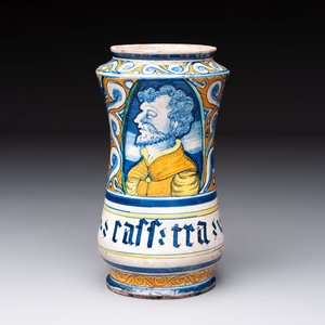 A polychrome Italian maiolica albarello of 'Orsini-Colonna' type with a male bust, Castelli, 2nd quarter 16th C. — 照片 1