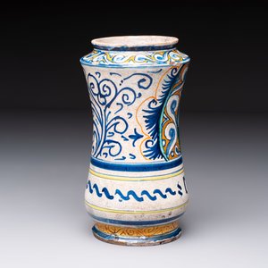 A polychrome Italian maiolica albarello of 'Orsini-Colonna' type with a male bust, Castelli, 2nd quarter 16th C. — 照片 4