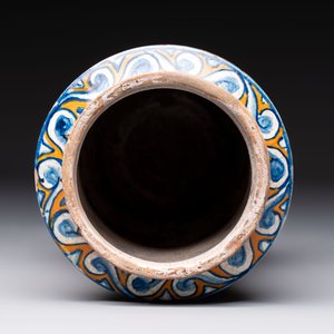 A polychrome Italian maiolica albarello of 'Orsini-Colonna' type with a male bust, Castelli, 2nd quarter 16th C. — 照片 5