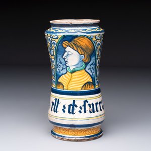 A polychrome Italian maiolica albarello of 'Orsini-Colonna' type with a male bust, Castelli, 2nd quarter 16th C. — photo 1