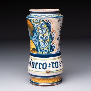A polychrome Italian maiolica albarello of 'Orsini-Colonna' type with a male bust, Castelli, 2nd quarter 16th C. — photo 2