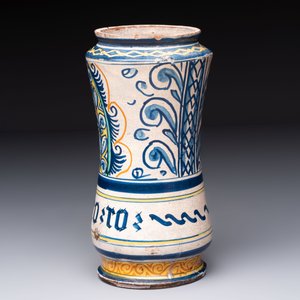 A polychrome Italian maiolica albarello of 'Orsini-Colonna' type with a male bust, Castelli, 2nd quarter 16th C. — photo 3