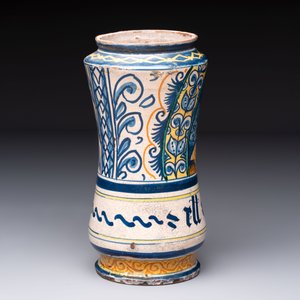 A polychrome Italian maiolica albarello of 'Orsini-Colonna' type with a male bust, Castelli, 2nd quarter 16th C. — photo 4