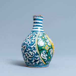 A polychrome Italian maiolica armorial pharmacy bottle, Deruta, 17th C. — photo 2