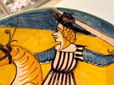 A polychrome Italian maiolica dish with a horserider, Montelupo, 17th C. — photo 2