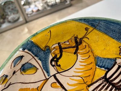 A polychrome Italian maiolica dish with a horserider, Montelupo, 17th C. — photo 3
