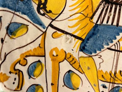 A polychrome Italian maiolica dish with a horserider, Montelupo, 17th C. — photo 4