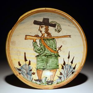 A polychrome Italian maiolica dish with a soldier, prob. Montelupo, 17/18th C. — 照片 1