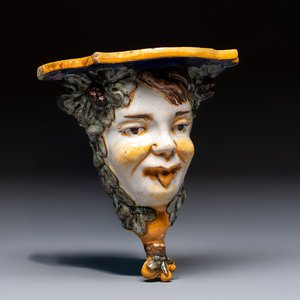 A polychrome Italian maiolica 'Faun Head' wall console, 19th C. — foto 1