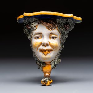 A polychrome Italian maiolica 'Faun Head' wall console, 19th C. — foto 2