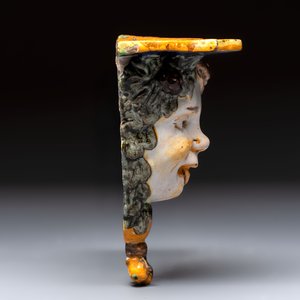A polychrome Italian maiolica 'Faun Head' wall console, 19th C. — foto 5