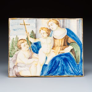 A polychrome Italian maiolica 'Madonna and Child with a cherub' plaque — 照片 1