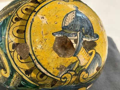 A polychrome Italian maiolica pharmacy bottle, 17th C. — photo 4