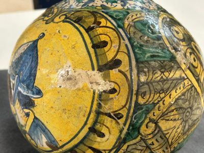 A polychrome Italian maiolica pharmacy bottle, 17th C. — photo 7