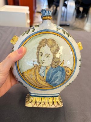 A polychrome Italian maiolica pilgrim bottle with two portrait busts, Castelli, 18th C. — 照片 1