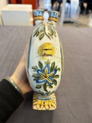 A polychrome Italian maiolica pilgrim bottle with two portrait busts, Castelli, 18th C. — 照片 2