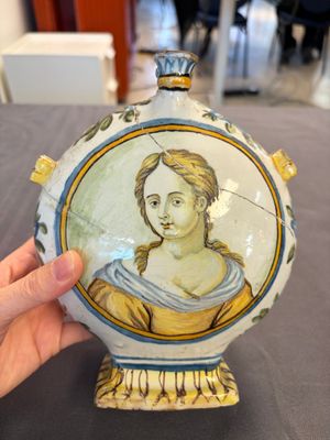 A polychrome Italian maiolica pilgrim bottle with two portrait busts, Castelli, 18th C. — 照片 3