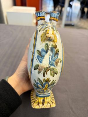 A polychrome Italian maiolica pilgrim bottle with two portrait busts, Castelli, 18th C. — 照片 4