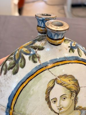 A polychrome Italian maiolica pilgrim bottle with two portrait busts, Castelli, 18th C. — 照片 7