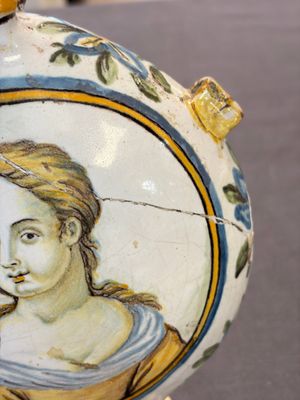 A polychrome Italian maiolica pilgrim bottle with two portrait busts, Castelli, 18th C. — 照片 8