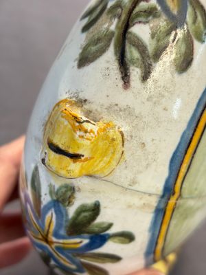 A polychrome Italian maiolica pilgrim bottle with two portrait busts, Castelli, 18th C. — 照片 9