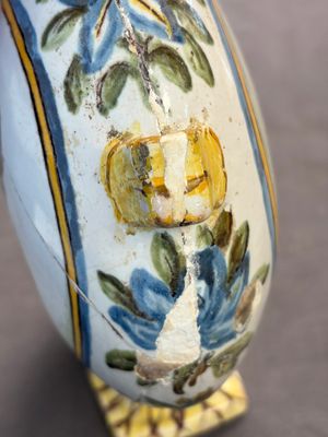 A polychrome Italian maiolica pilgrim bottle with two portrait busts, Castelli, 18th C. — 照片 10