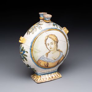 A polychrome Italian maiolica pilgrim bottle with two portrait busts, Castelli, 18th C. — 照片 1