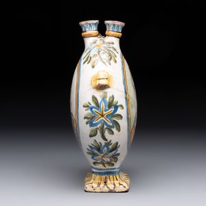 A polychrome Italian maiolica pilgrim bottle with two portrait busts, Castelli, 18th C. — 照片 3