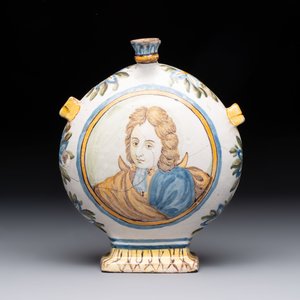 A polychrome Italian maiolica pilgrim bottle with two portrait busts, Castelli, 18th C. — 照片 4