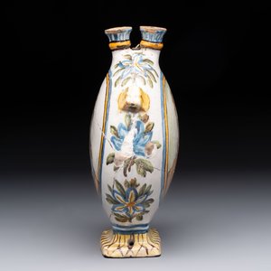A polychrome Italian maiolica pilgrim bottle with two portrait busts, Castelli, 18th C. — 照片 5