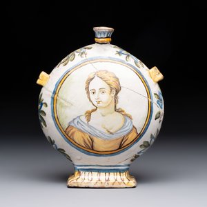 A polychrome Italian maiolica pilgrim bottle with two portrait busts, Castelli, 18th C. — 照片 2
