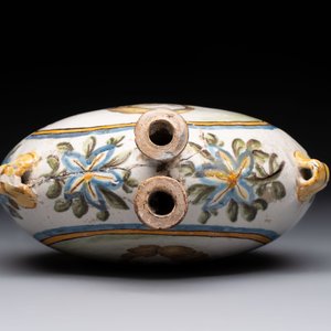 A polychrome Italian maiolica pilgrim bottle with two portrait busts, Castelli, 18th C. — 照片 6