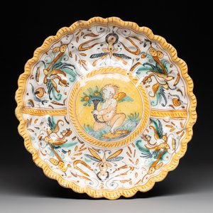 A polychrome Italian maiolica plate with a putto, Deruta, 17th C. — photo 1
